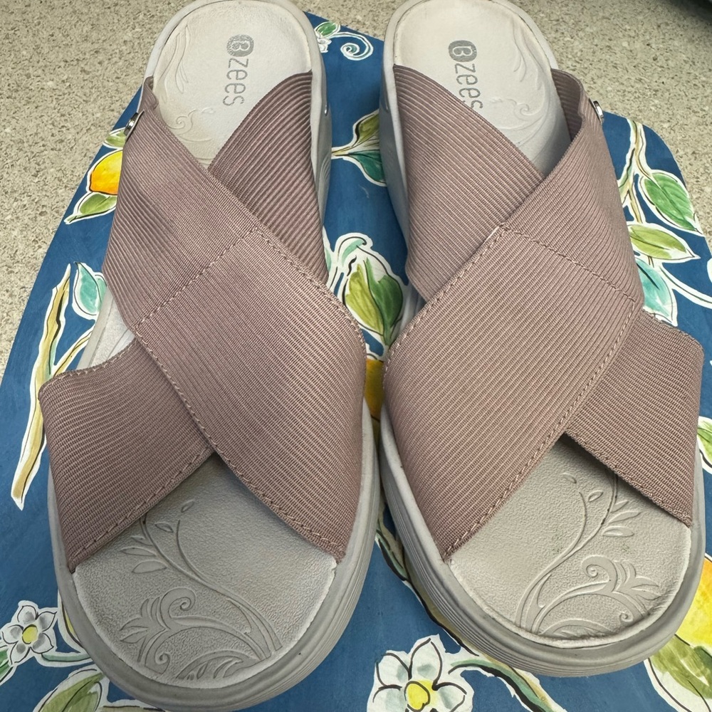 Bzees Women's Brown Crisscross Sandals Size 9